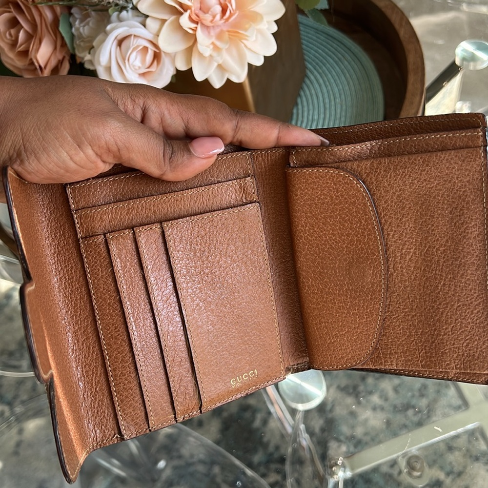 Authentic Gucci wallet. Pre loved. - Picture 6 of 7